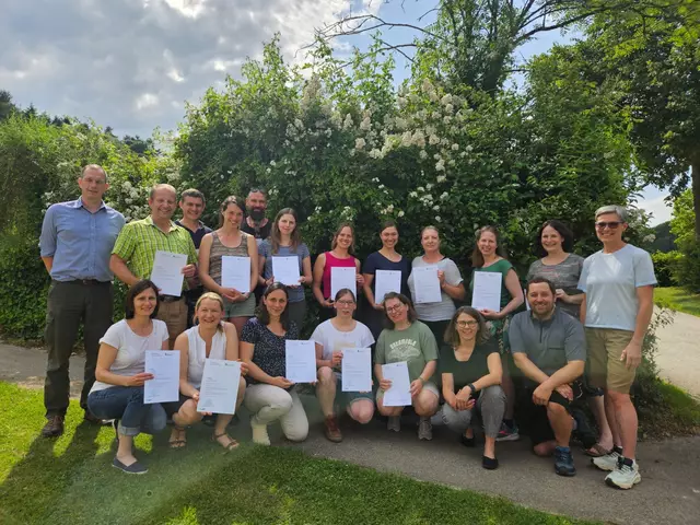 Kursleiter Michael Gruber von der Landwirtschaftskammer NÖ (links), Fachlehrer Thomas Schrammel (2.v.r.) und Katharina Bancalari (vorne 3.v.r.) vom Verein Waldpädagogik Österreich mit den ausgebildeten Waldpädagoginnen und Waldpädagogen | Foto: LFS Warth