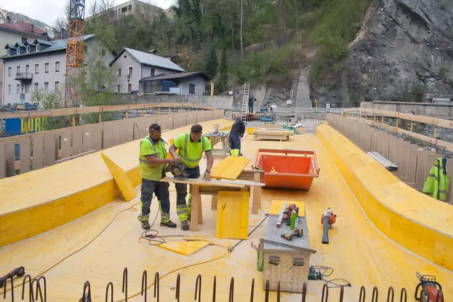 Bild 21: Neubau der Gerber Brücke. Mit Fertigstellung steht diese Brück mit Radstreifen wieder für die Radfahrer aus dem Stadtzentrum kommend wieder zu Verfügung. Bis dahin muss der Radverkehr gemäß Bild 22 leider umgeleitet werden. | Foto: © Ing. Günter Kramarcsik