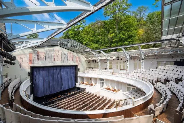 Nach zwei Jahren Renovierung präsentiert sich die Sommerarena im Kurpark Baden in neuem Glanz. Am 30. September ab 14 Uhr gibt es einen Tag der offenen Tür. | Foto: Christian Husar