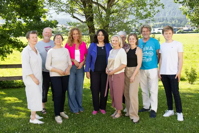 Großes Interesse an Film und Ausstellung hatten Politikwissenschaftlerin Alexandra Weiss, Hans Oberlechner, Anna Grafoner, LR Eva Pawlata, NR Selma Yildirim, LA Claudia Hagsteiner, Ingrid Tschugg, GF Isabell Huter, Vize-Bgm. Peter Wallner sowie GR Gregor Sallinger. | Foto: Hitthaler