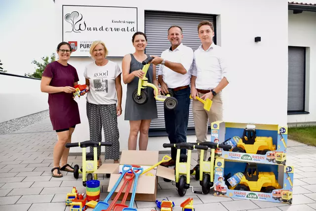 Spielzeugspende der ÖVP Purbach an die örtliche Kinderkrippe. (v.l.) Theresa Schmidt, Maria Egermann, Krippenleiterin Angelika Schmidt, Vizebürgermeister Martin Horak und Dominik Herrmann.  | Foto: Stefan Schneider