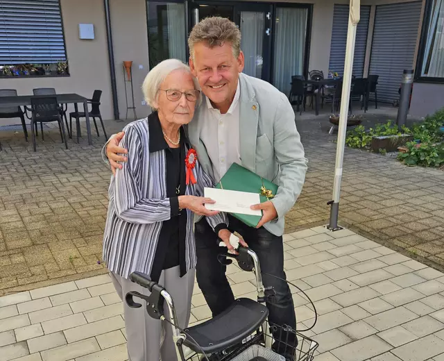 Bürgermeister Christian Scheider mit Susanna Erwein an ihrem 100. Geburtstag.
  | Foto: Büro Bürgermeister