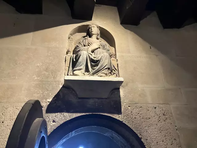 Über dem Schlafgemacht thront die Muttergottes (ohne Jesuskind) aus der Zeit 1450 bis 1480. Es dürfte sich um eine Maria der Verkündigung handeln. | Foto: Gabriela Stockmann
