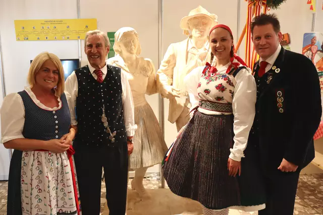 Kirchtagsobfrau Gerda Sandriesser (l.) freute sich über den Besuch der Villacher Bauerngman.