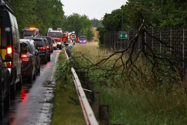 Karambolage während des Sturms: Auf der Wiener Straße in Gunskirchen prallen drei Pkw aufeinander und werden zum Teil schwerbeschädigt. | Foto: laumat.at
