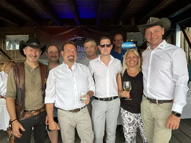 Markus Appenzeller lud zum Netdata-Kundenevent: Sheriff Sascha Wurglits, Markus Loschy, Markus Appenzeller, Josef Wagner, Paul Appenzeller, Norbert Muhr, Karin und Michael Oberfeichtner | Foto: Michael Strini