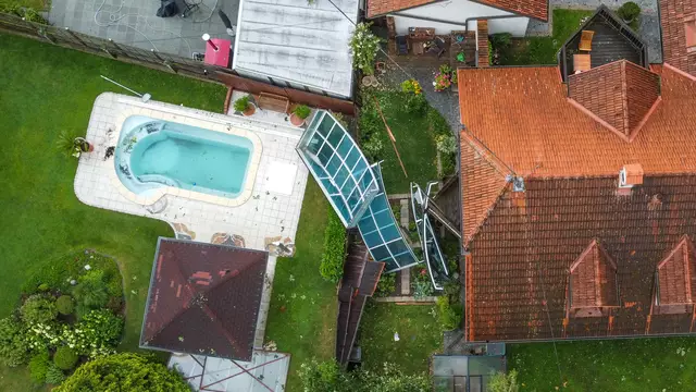 Eine Poolabdeckung wurde in Gunskirchen vom Sturm erfasst. | Foto: laumat.at