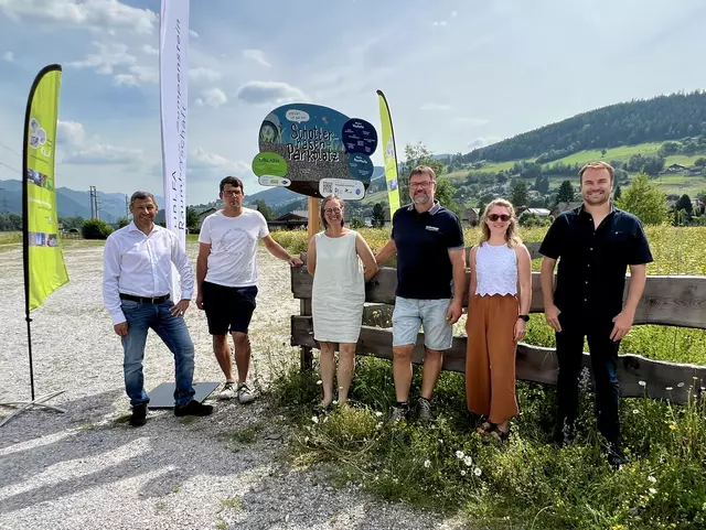 Offizielle Eröffnung des Schotterrasenparkplatzes mit Kooperationspartnern und Gewerken: Wilhelm Graiss (HBLFA Raumberg-Gumpenstein), Hannes Walcher (Granit GmbH), Natalie Prüggler (Klar! Zukunftsregion Ennstal), Bürgermeister Franz Zach (Marktgemeinde Öblarn) sowie Celina Zamberger und Günther Gallob (GMP Architekten ZT GmbH) | Foto: Wolfgang Prüggler