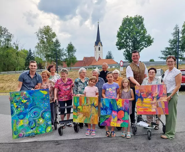 Christoph Schober, Monika Hubmann, Thomas Friedmann, Thomas Gschier und Martina Stieber mit Künstlerinnen der Generationenbilder. | Foto: privat