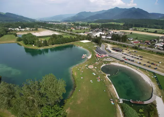 Neben dem 50.000 Quadratmeter großen Freizeitsee erwartet Badegäste auch ein 3.000 Quadratmeter großer Naturbadeteich. | Foto: Marktgemeinde Krieglach