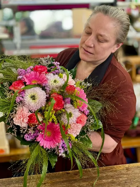 Therese Tschematschar bindet die Blumensträuße.  | Foto: Martina Rethmeier