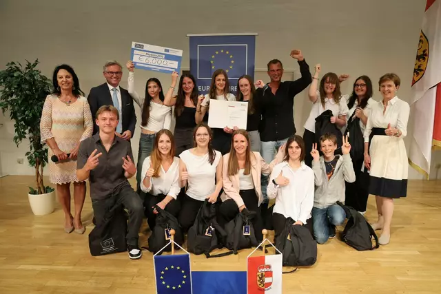 Preisverleihung EU-Videowettbewerb: Der erste Platz beim Wettbewerb „My EU in 2055“ ging an die Gruppe 2AHK der HAK Neumarkt für das Video „Time warp“. | Foto: Land Salzburg/Franz Neumayr