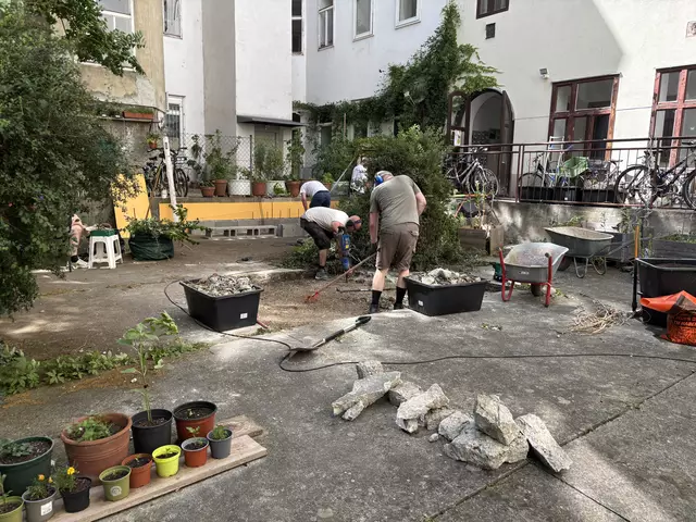 Freiwillige packen gemeinsam an und entsiegeln den Innenhof in der Halirschgasse 1 in Hernals. | Foto: Sarah Marie Piskur / MeinBezirk