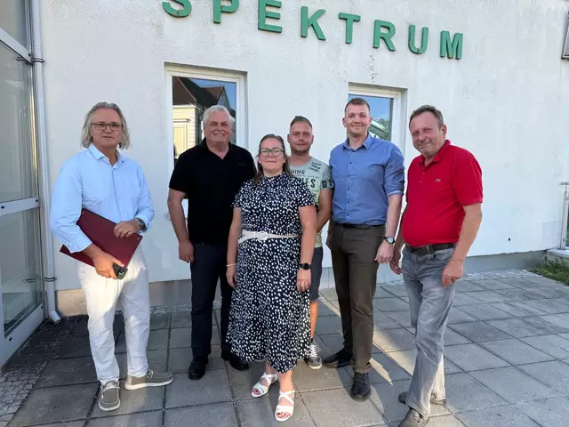 Die künftige Amtsleiterin Anita Kübek (Bildmitte) mit Bürgermeister Thomas Altof (2. v. r.), Amtsleiter Fritz Mayr (li.) und Vertretern der politischen Parteien. | Foto: Gemeinde Pucking