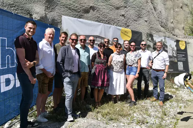 Die für den Bau Verantwortlichen mit Nachbarn, künftigen Eigentümern, der Bauleitung vom Dreikantbüro sowie Roman Triendl von der bauausführenden Firma Bodner. | Foto: Kainz