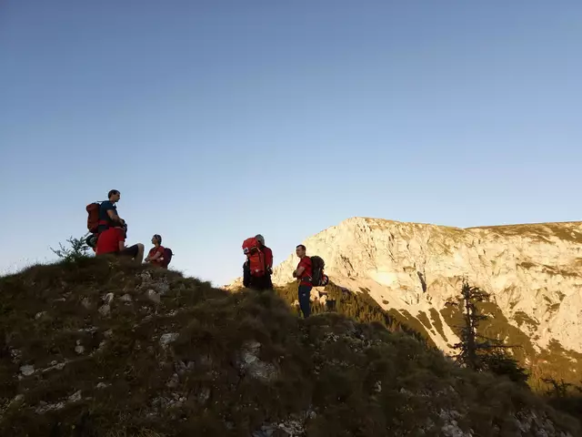 20 Bergretter, der Ortsstellen Mürzzuschlag und Reichenau, standen bis Sonnenuntergang noch im Einsatz auf der Rax.  | Foto: Bergrettung Mürzzuschlag 