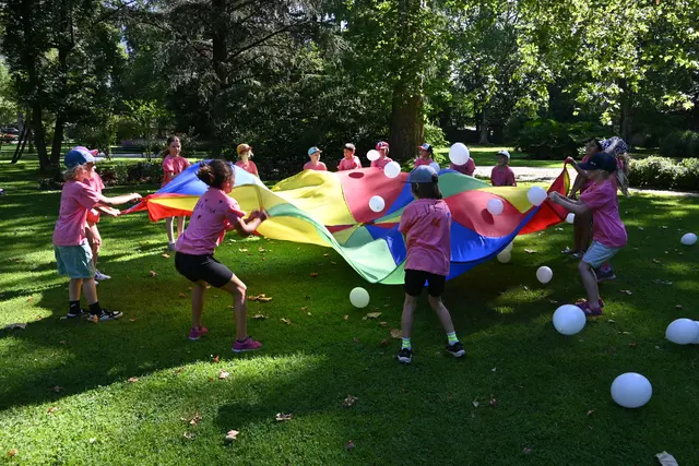 Beim Feen- und Wichtelfest im Hofgarten konnten die Kinder der VS Arzl die klassischen Märchen spielerisch umsetzen. | Foto: Königer