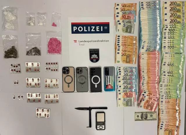 Im Zuge von koordinierten Hausdurchsuchungen bei sechs Verdächtigen Anfang Juni stellten die Einsatzkräfte Bargeld, Drogen sowie eine verbotene Waffe sicher. | Foto: Polizei Tirol