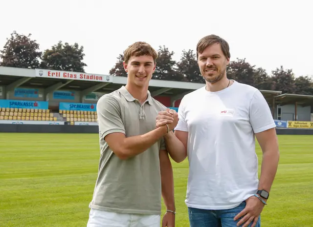 Neuzugang Yanis Eisschill und Sportdirektor Thomas Gebauer.
 | Foto: Sabrina Waldbauer
