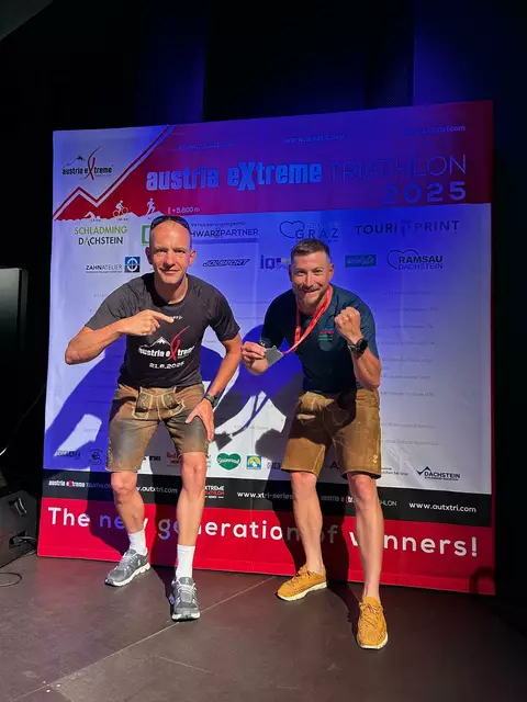 Alois Alter (r.) jubelte mit seinem Supporter Manfred Lindner über die Top-Platzierung beim Austria Extreme Triathlon. | Foto: Privat