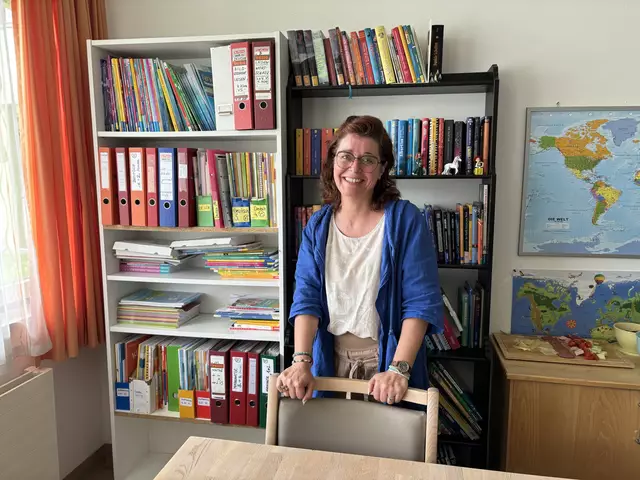 Sonja Dick leitet die Lerncafés der Caritas Salzburg - hier vor dem Lerncafé am Standort Itzling.  | Foto: Lisa Gold