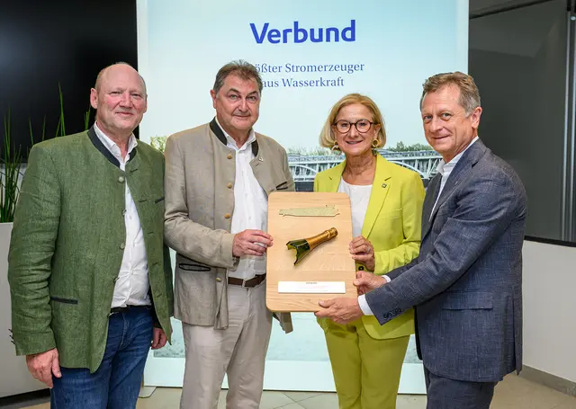 Verbund-COO Achim Kaspar, Geschäftsführer Karl Heinz Gruber, Landeshauptfrau Johanna Mikl-Leitner und Geschäftsführer Michael Amerer mit dem Sektflaschenhals von der Schiffstaufe. | Foto: NLK Burchhart