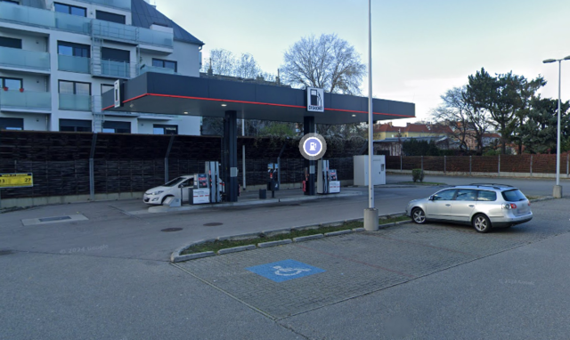 Am Parkplatz der Filiale befindet sich nämlich eine Tankstelle. Da diese aber nicht von Hofer betrieben wird, bleibt sie bis auf Weiteres bestehen. | Foto: Google Maps/Screenshot