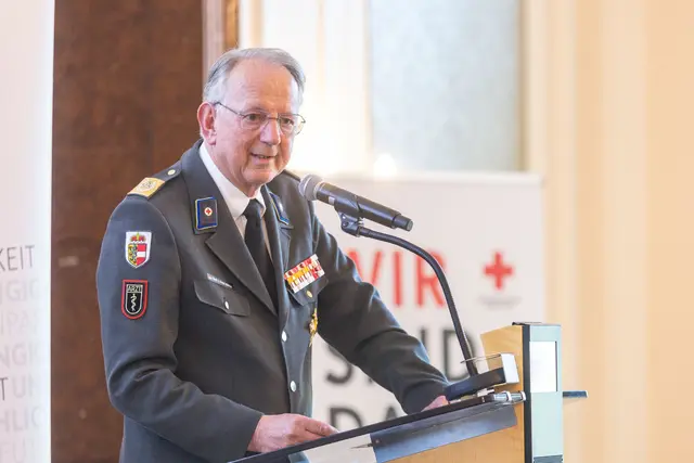 Rotkreuz-Präsident Dr. Werner Aufmesser hob die zentrale Rolle des Roten Kreuzes als verlässliche Stütze für die Bevölkerung hervor. | Foto: (c) wildbild, Rotes Kreuz Salzburg