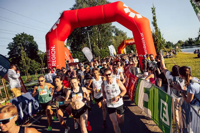 An den Start am Stadtstrand gingen 500 Teilnehmende voller Kraft.