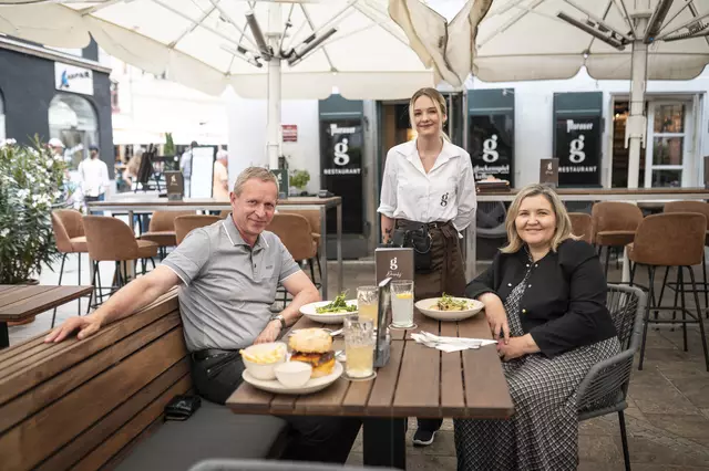 Lunch am Fenstertag: Dieter Hardt-Stremayr und Martina Maros-Goller (r.) wurden im Glockenspielkeller von Sarah Schillinger bestens bewirtet. | Foto: Zamsch