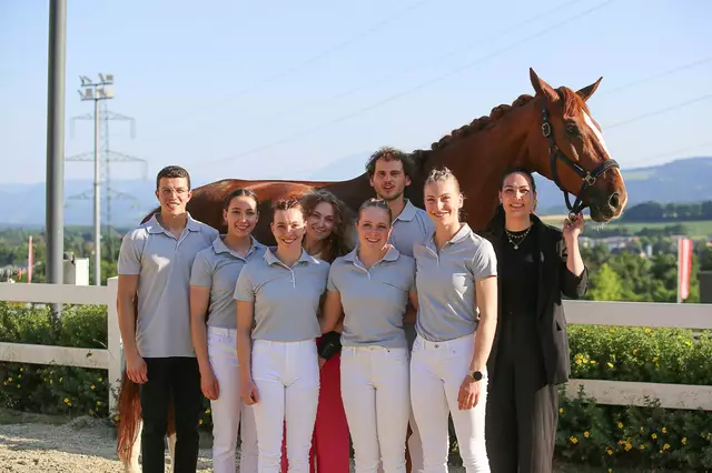 Das Seniorteam der Voltigiergruppe Seefeld feierte den ersten Platz – und damit die Qualifikation für die Europameisterschaft im Voltigieren. | Foto: Voltigiergruppe Seefeld