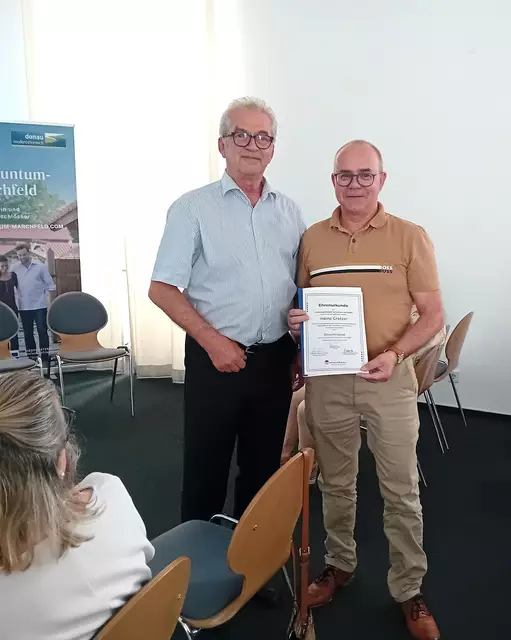 Nach 30 Jahren engagierter Arbeit wurde Heinz Gratzer aus Prellenkirchen (rechts, mit Obmann Franz Jöchlinger) mit der Ehrenmitgliedschaft ausgezeichnet. | Foto: Tourismusverband Carnuntum-Marchfeld