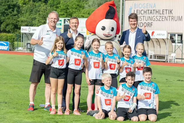 V. r.: Gerald Klinger, Marktbereichsleiter OÖ West und Bayern, Sparefroh, Martin Doblinger Stellvertretender Marktbereichsleiter OÖ West und Bayern, Klaus Angerer und Kinder der Sportunion IGLA long life. | Foto: Fritz Andexlinger