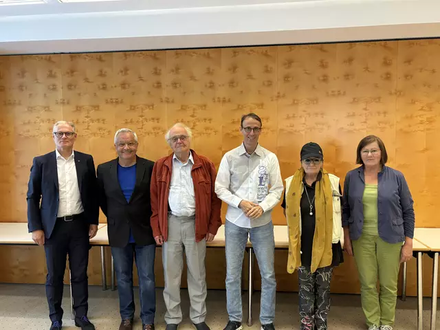 Die Vertreter des Galerievereins, der Stadt und der Raiffeisenbank (v.r.) sind stolz auf das Galeriewesen in Reutte. | Foto: Reichel