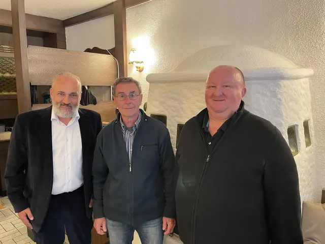 Gratulationen zum 75. Geburtstag in St. Anton: Jubilar Oswald Josef Ivancic (M.) mit Bürgermeister Manfred Zellhofer und Pfarrer Marian Lewicki in der Jeßnitztaler Stubn | Foto: Gemeinde St. Anton an der Jeßnitz