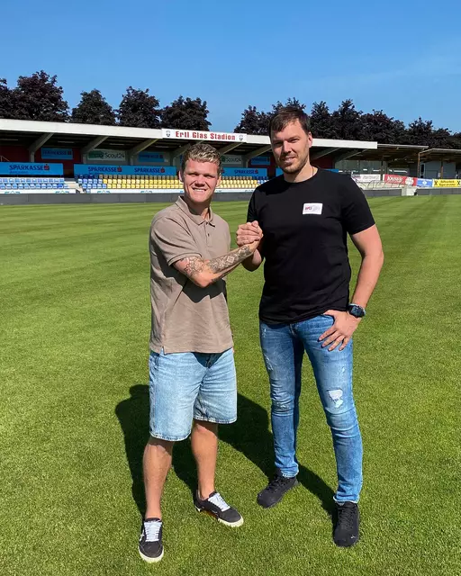 Thomas Mayer mit Sportdirketor Thomas Gebauer.  | Foto: Matthias Götz