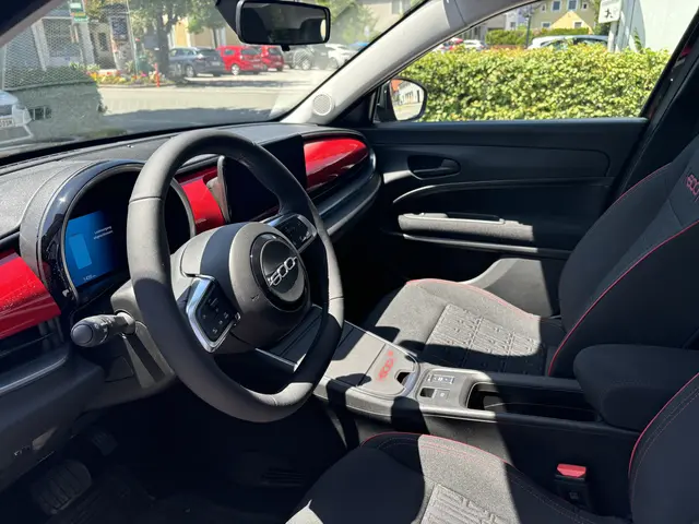 Die beiden E-Auots in Seekirchen sind top-modern. | Foto: Emanuel Hasenauer