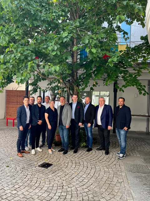 Thomas Plank (Direktor) Roland Grieer (Innungsmeisterstellvertreter Rauchfangkehrer), Anton Zolles (Innungsmeister Rauchfangkehrer), Herber Baumrock (Rauchfangkehrer-Meister), Claudia Schlager (Bürgermeisterin), Markus Platter (Leiter AMS Mattersburg), Christian Vlasich (Geschäftsführer BUZ Neutal), Andreas Karlich (Innungsmeister Installateure), Herbert Ohr (Innungsmeister Mechatronik) und Jürgen Wagner (Innungsmeister Spengler) | Foto: Berufsschule Mattersburg