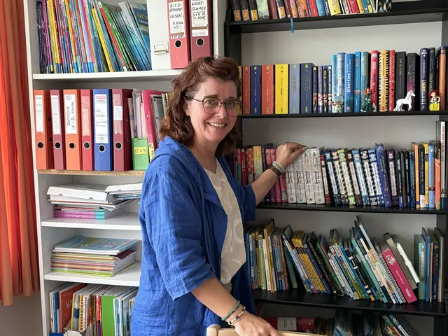 Sonja Dick leitet die Lerncafés der Caritas Salzburg - hier im Lerncafé am Standort Itzling.  | Foto: Lisa Gold