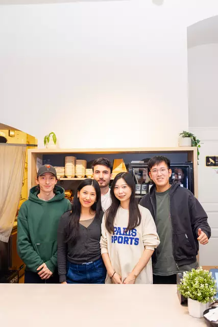 Moritz Adametz (l.) eröffnete das Café mit drei Geschäftspartnern vor rund einem Jahr.  | Foto: Choi Café