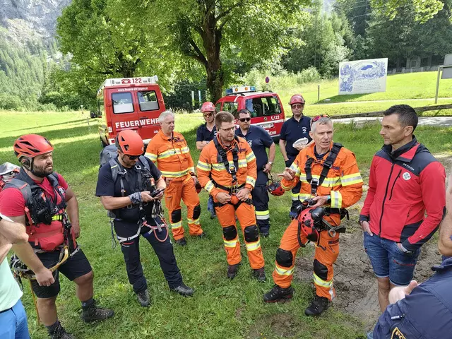 Das Personal konnte nach rund vier Stunden Einsatz wieder ins Tal geflogen werden. | Foto: Gernot Neumann/BFVLE Leoben