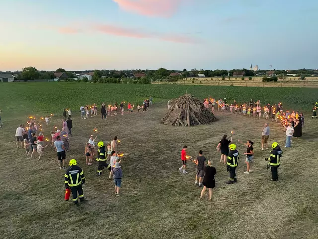 Bei Sonnenuntergang versammelten sich alle Kinder und bekamen – unter Aufsicht ihrer Eltern sowie der Feuerwehr – Fackeln ausgehändigt. | Foto: ÖVP Absdorf