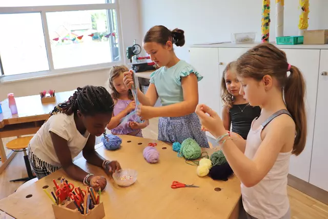 Bei einem der Workshops wurden Freundschaftsarmbänder geknüpft, in anderen wurde getanzt, gemalt, gesportelt oder gekocht. | Foto: Edith Ertl