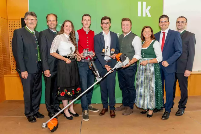 Meisterbriefverleihung Beste Meister (v.l.): NÖ LAK-Präsident Andreas Freistetter, ARGE Meister-Obmann Andreas Boigenfürst, beste Meisterin Pferdewirtschaft Julia Scheibenreiter, bester Meister Landwirtschaft Markus Öhlzelt, bester Meister Weinbau und Kellerwirtschaft Leopold Dick, bester Meister Geflügelwirtschaft Michael Burger, LAbg. Doris Schmidl, Landwirtschaftskammer NÖ-Vizepräsident Lorenz Mayr und der Leiter der Land- und forstwirtschaftlichen Lehrlings- und Fachausbildungsstelle NÖ Anton Hölzl | Foto: Georg Pomaßl/LK Niederösterreich