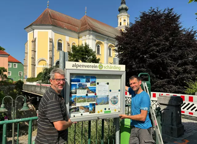Der Alpenverein Schärding hat wieder einen Schaukasten für seine Mitglieder: „Polier“ Roland Schatzberger (r.) und der 1. Vorstand des Alpenvereins, Siegi Prey, bei der Montage vor Ort. | Foto: Franz Gruber