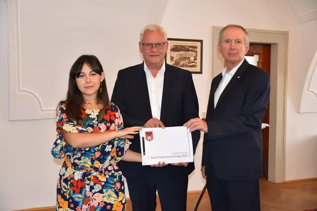 Der Nachtragsvoranschlag soll in Eisenstadt am Montag beschlossen werden. (v.l.) Grünen Klubobfrau Samara Sanchez-Pöll, Bürgermeister Thomas Steiner und Finanzstadtrat Michael Freismuth. | Foto: Stefan Schneider