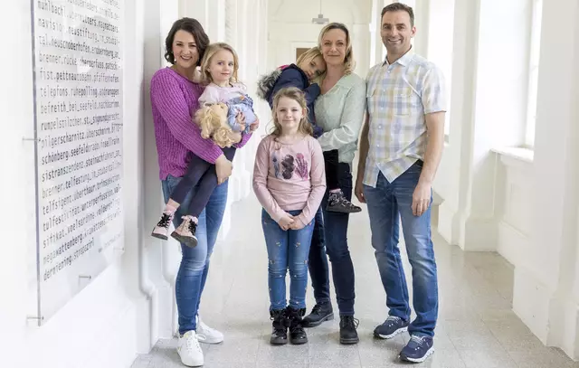 LR Astrid Mair gratuliert den Gemeinden zur Zertifizierung. | Foto: Land Tirol