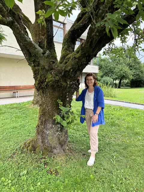 Sonja Dick leitet die Lerncafés der Caritas Salzburg - hier vor dem Lerncafé am Standort Itzling.  | Foto: Lisa Gold