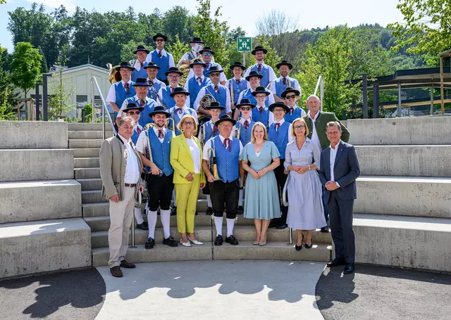Landeshauptfrau Johanna Mikl-Leitner mit Verbund-Vertretern und einigen Ehrengästen beim Gruppenfoto mit der Abordnung des Musikvereins Säusenstein. | Foto: NLK Burchhart