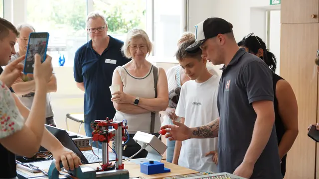 An den einzelnen Stationen zeigten die Lehrlinge ihre Projekte vor.  | Foto: Schrapf
